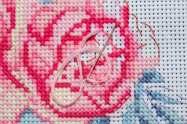 detail ručnej výšivky na textíliu